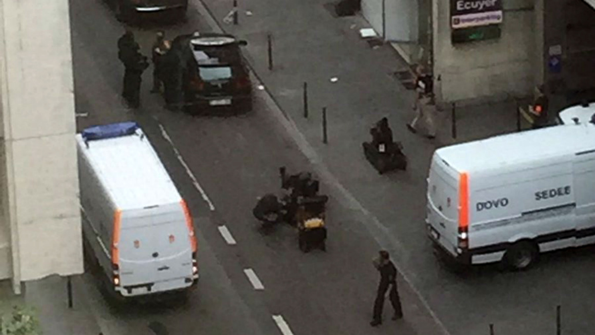Dispositivo policial en Bruselas ante la actitud sospechosa de un hombre que podría ir cargado de explosivos. (TW)