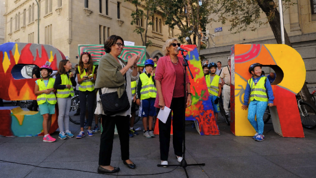 Carmena con Sabanés, concejal de Medio Ambiente. (Foto: Madrid)