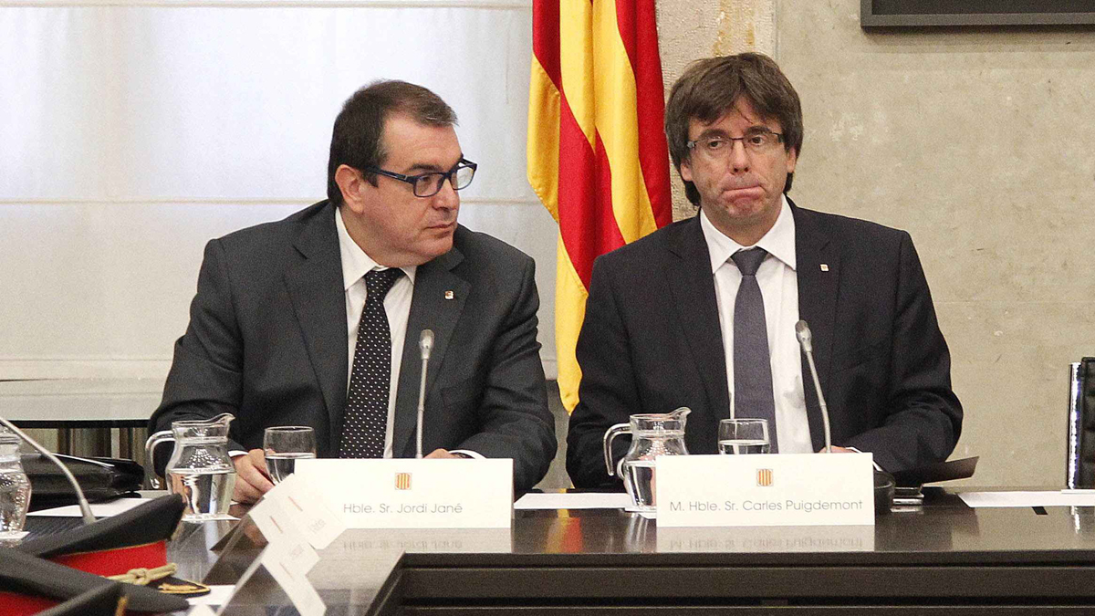 El ex consejero Jordi Jané y el ex president Carles Puigdemont. (Foto: EFE)