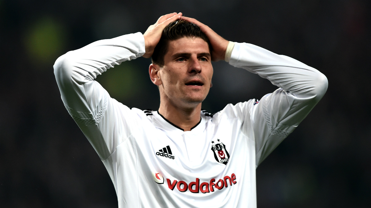 Mario Gómez se despide del Besiktas. (AFP)