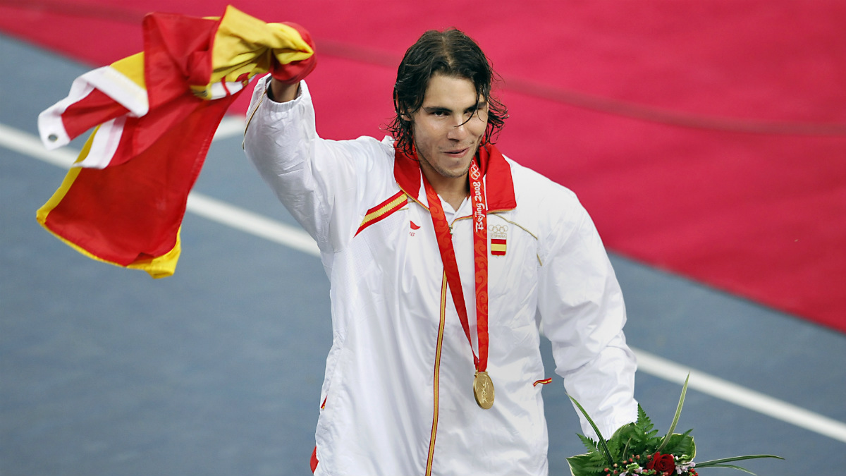 Rafa Nadal posa con la medalla de oro de Pekín 2008. (AFP)