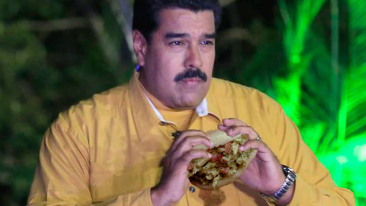 Nicolás Maduro comiendo una arepa, con la que McDonald’s sustituye sus problemas de abastecimineto.