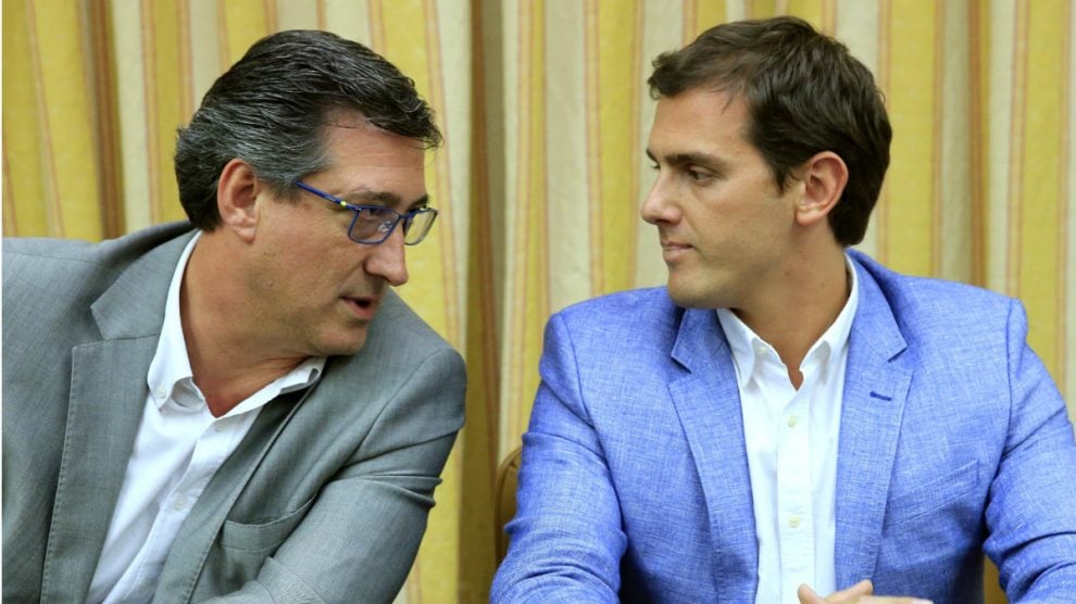 Ignacio Prendes y Albert Rivera. (Foto: EFE)