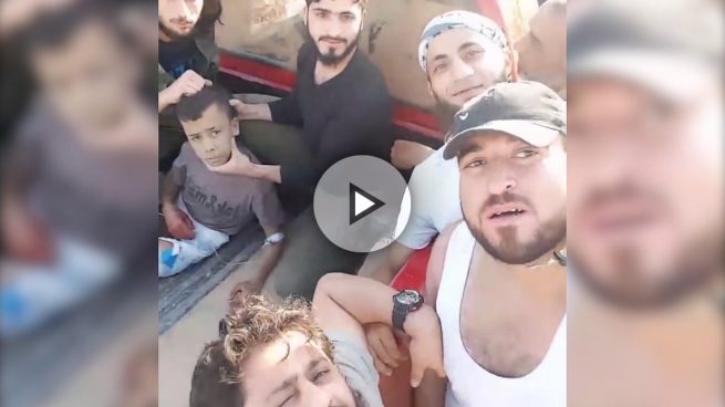 Rebeldes sirios comparten en redes sociales cómo le cortan la cabeza a un niño de 12 años