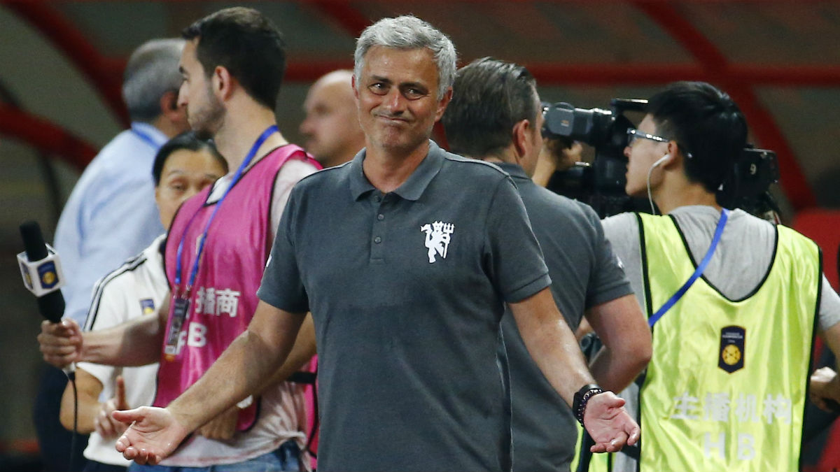 Mourinho se lamenta durante el Manchester-Borussia. (Reuters)