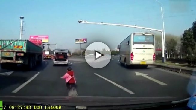 Escalofriante vídeo de un niño que cae de un coche en marcha