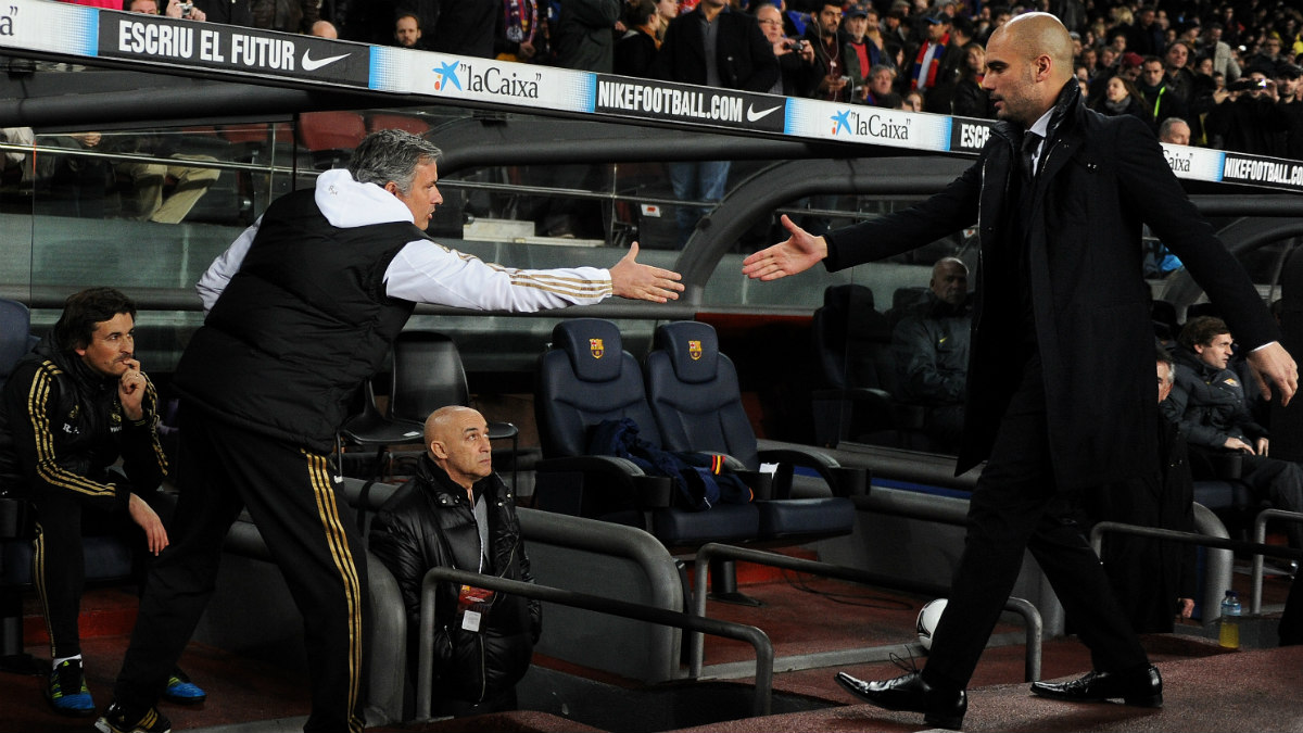 Guardiola y Mourinho se saludan antes de un Barça-Madrid. (Getty)