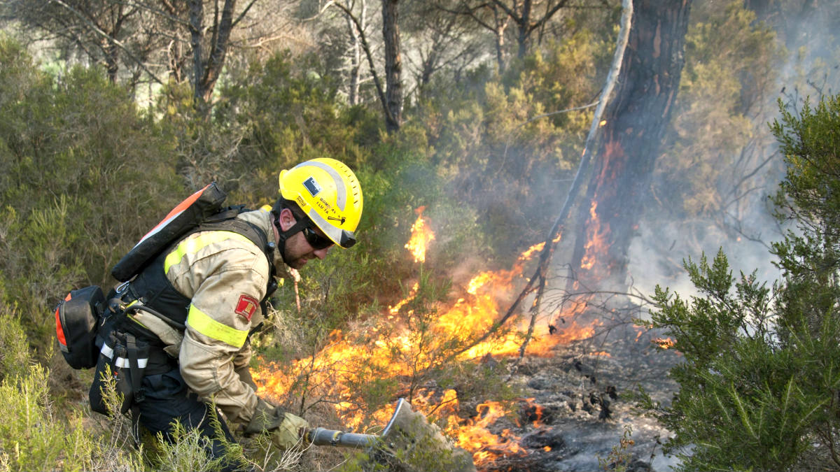 Un bombero trabaja en la extinción del incendio (Foto: Efe).