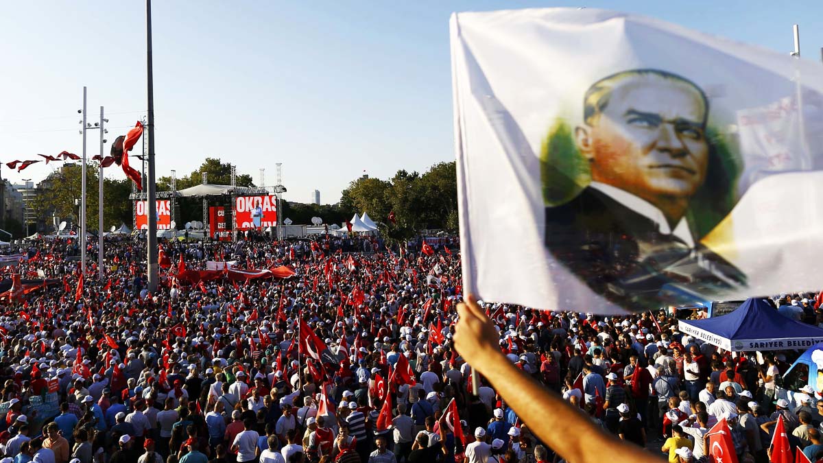 Una imagen de Kemal Atatürk entre la multitud manifestada en Estambul (Reuters)