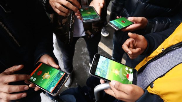 Jóvenes jugando con Pokémon Go