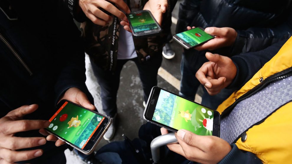 Jóvenes jugando con Pokémon Go (Foto: GETTY).