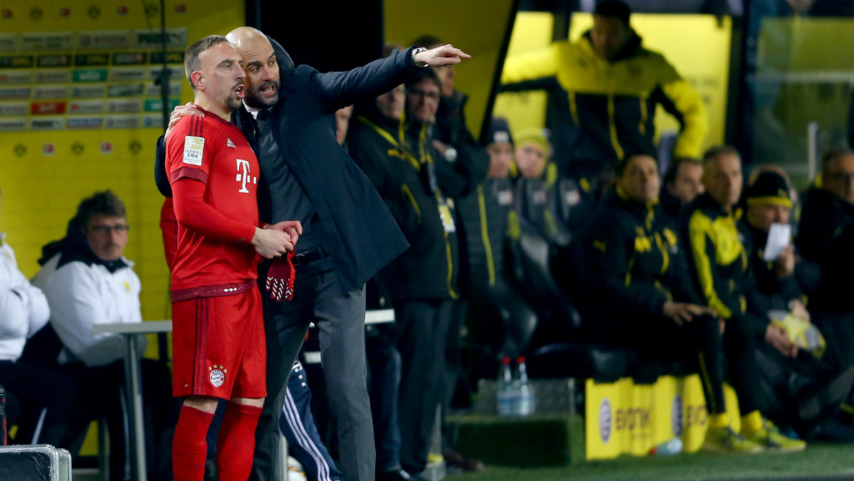 Guardiola da instrucciones a Ribéry. (Getty)