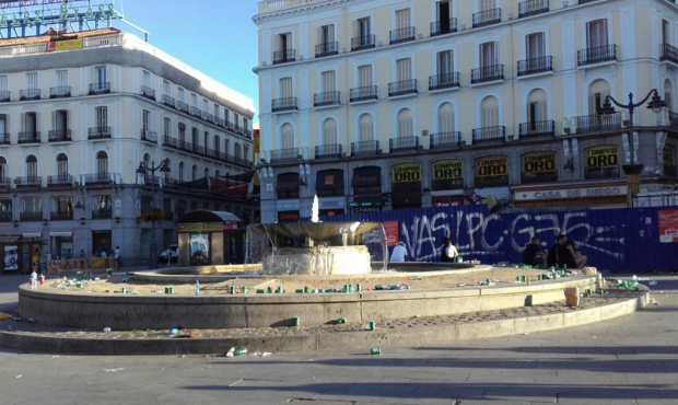 Botellódromo en la Puerta del Sol a las 8:40. (Foto: PP)