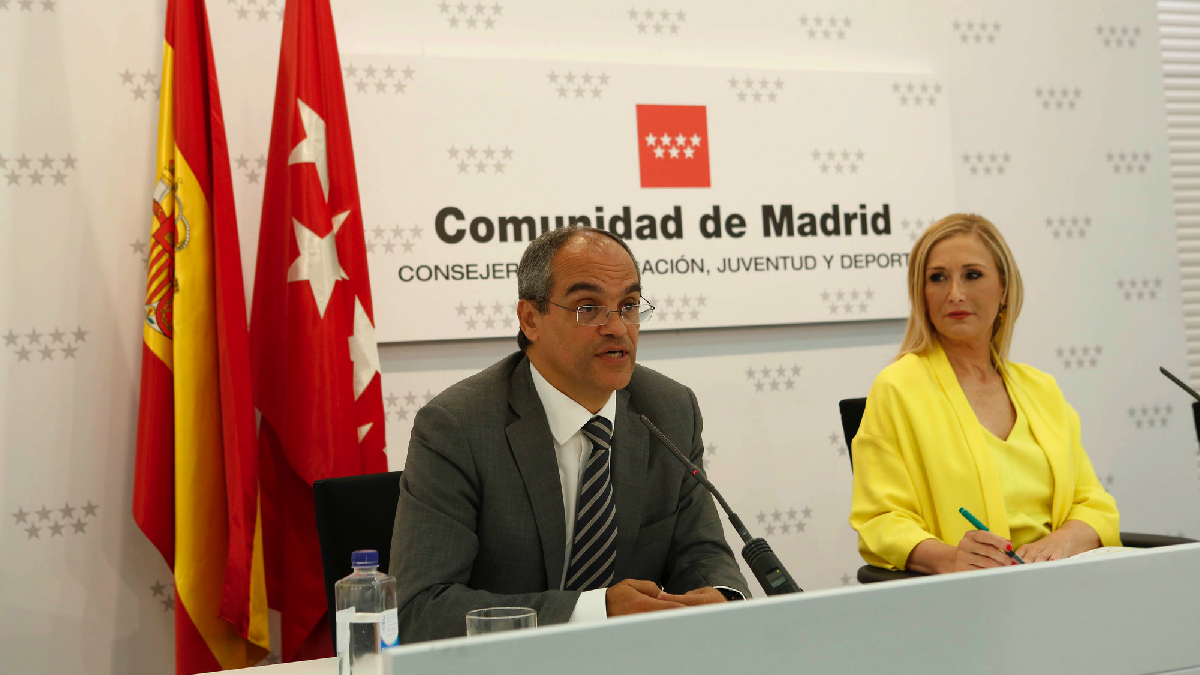 Cifuentes ante la prensa con su consejero de Educación, Rafael Van Grieken. (Foto: CAM)