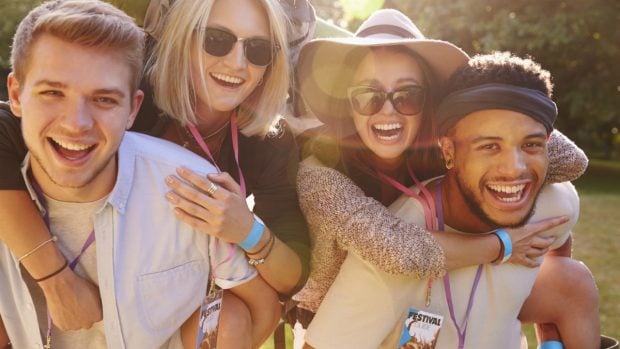 Jóvenes en un festival de música (Foto: GETTY/ISTOCK).