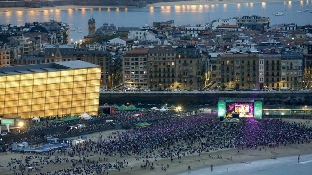 La donostiarra playa de la Zurriola se convierte en el centro neurálgico del festival de Jazz de San Sebastián. (Foto: EFE)