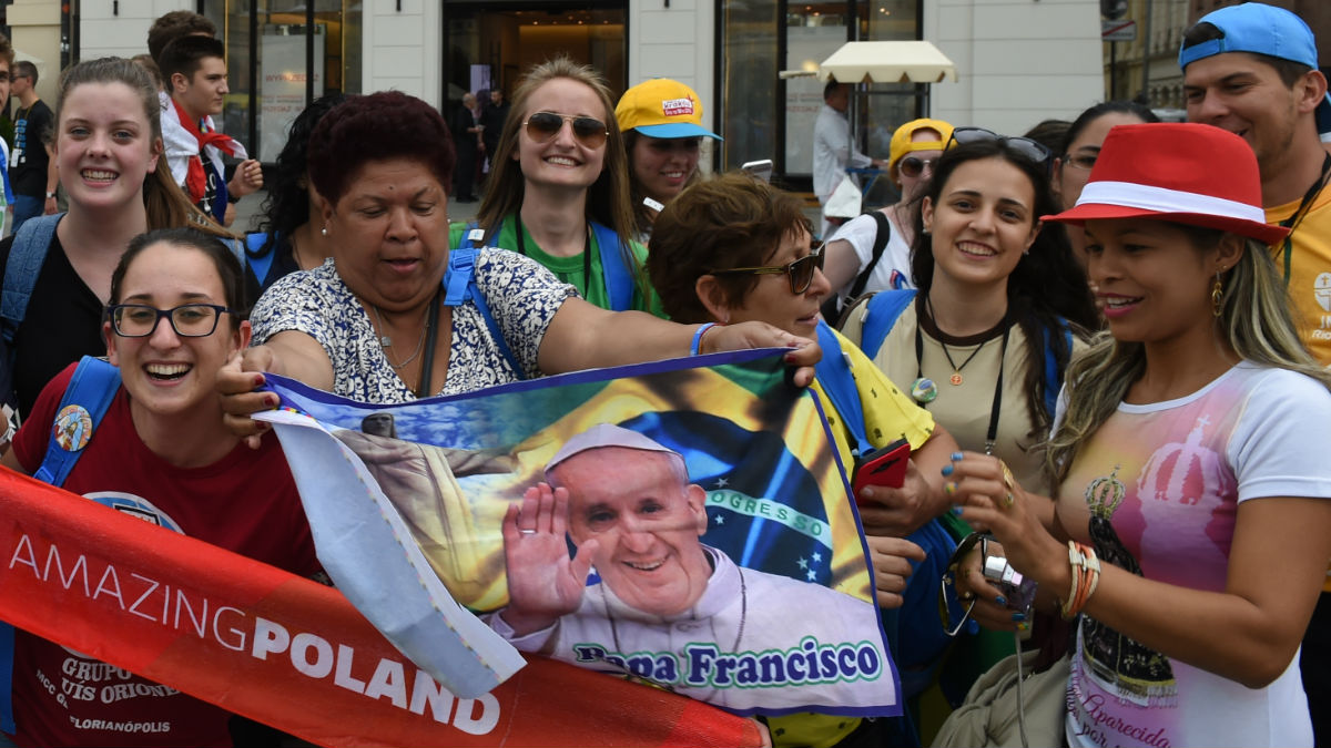 Un grupo de jóvenes que ya se encuentran en Polonia para celebrar junto con el Papa Francisco la Jornada Mundial de la Juventud. (Foto: AFP)