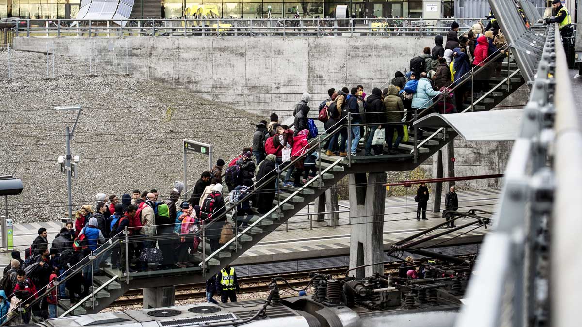 Refugiados se organizan en una fila en Malmö, Suecia (Reuters)