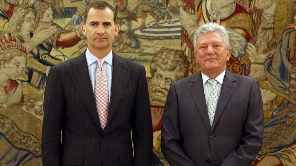 El representante de Nueva Canarias, Pedro Quevedo, junto al Rey Felipe VI. (Foto:EFE)