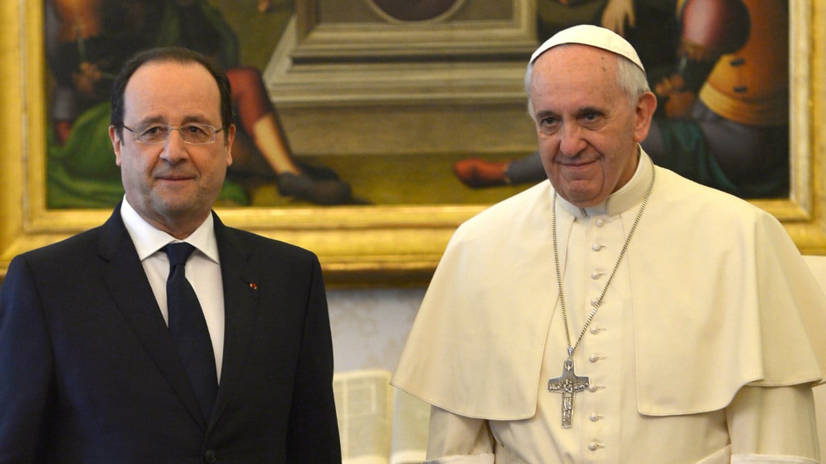 El mandatario galo, François Hollande, junto con el Papa Francisco en el Vaticano durante un encuentro pasado. (Foto: Agencias)