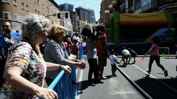 La exjueza Carmena con su edil Montse Galcerán de visita en Tetuán. (Foto: Madrid)