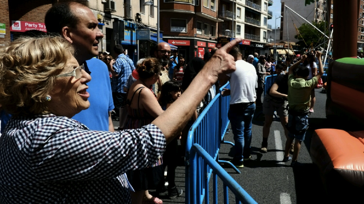 La alcaldesa Carmena visitando unas fiestas de barrio. (Foto: Madrid)