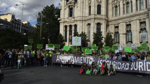 Cooperativistas en imagen de archivo frente al Ayuntamiento. (Foto: TW)