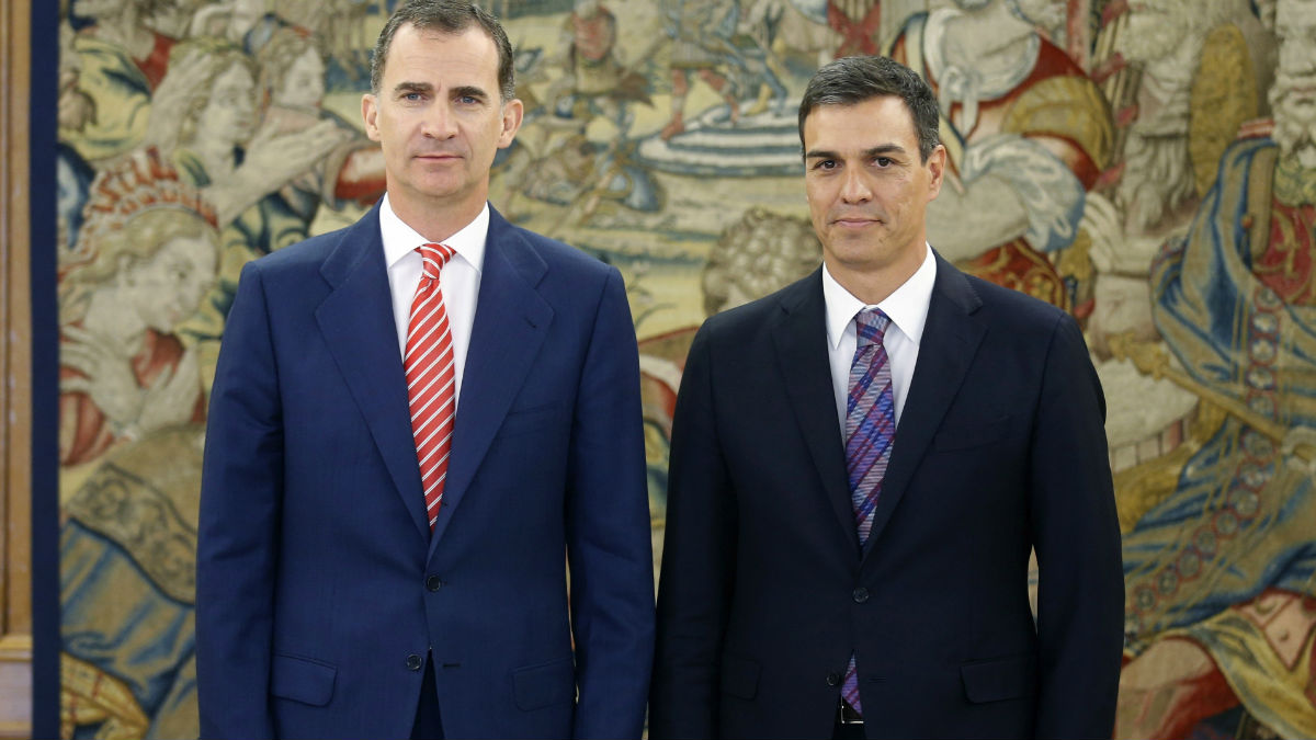 El Rey Felipe VI  y Pedro Sánchez en Zarzuela. (Foto: EFE)