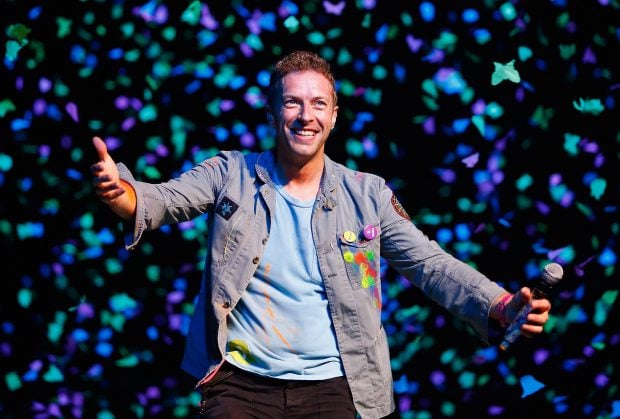 AUCKLAND, NEW ZEALAND - NOVEMBER 10: Chris Martin of Coldplay performs for fans on November 10, 2012 in Auckland, New Zealand. (Photo by Shane Wenzlick/Getty Images)