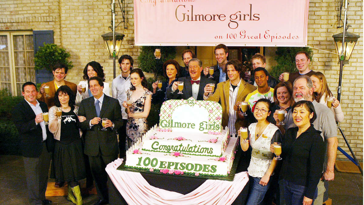 El equipo al completo de Las Chicas Gilmore celebraba en 2005 el rodaje del episodio 100 de la serie que finalizó en 2007. (Foto: GEtty)