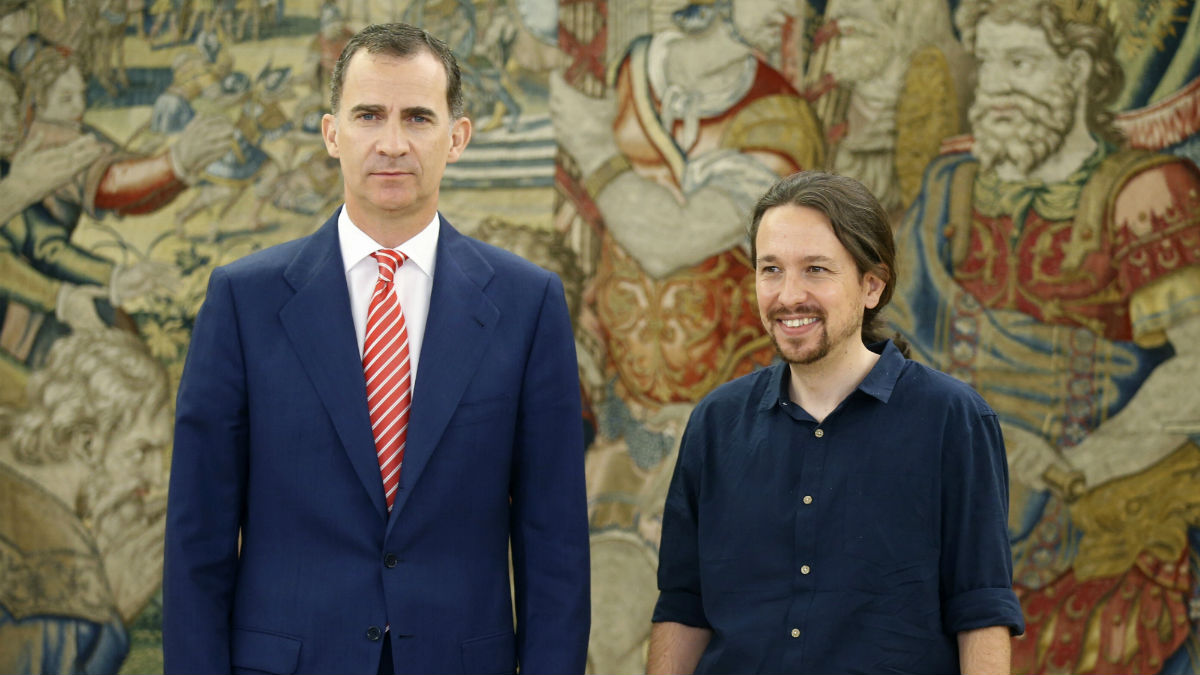 Pablo Iglesias y el Rey Felipe VI en el Palacio de la Zarzuela. (Foto: EFE)