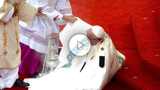 El Papa se da un baño de multitudes en Polonia y sufre una caída sin consecuencias