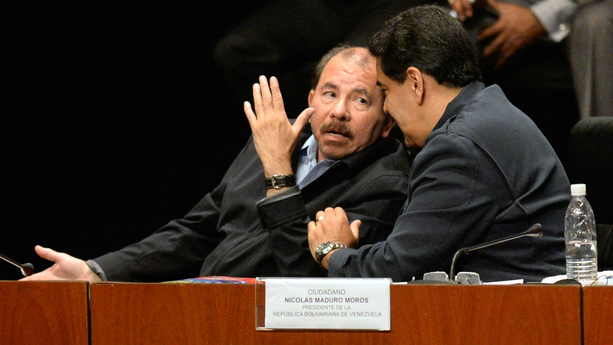 Daniel Ortega departe con Nicolás Maduro en un acto en Caracas. (AFP)