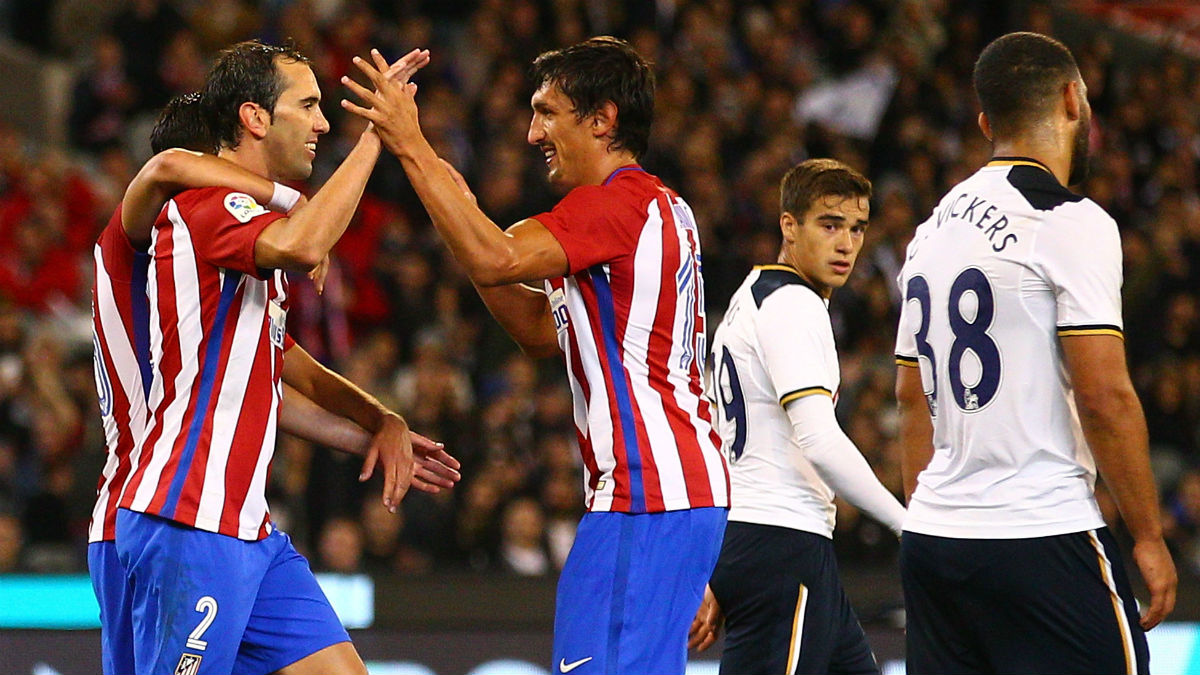 Godín y Savic celebran el 1-0 del Atlético ante el Tottenham. (Getty)