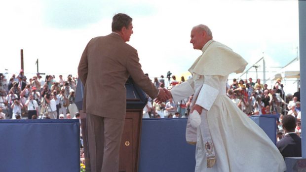 Ronald Reagan y Juan Pablo II.