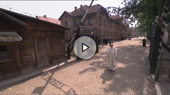 El papa reza en Auschwitz por las víctimas de los nazis y se reúne con supervivientes