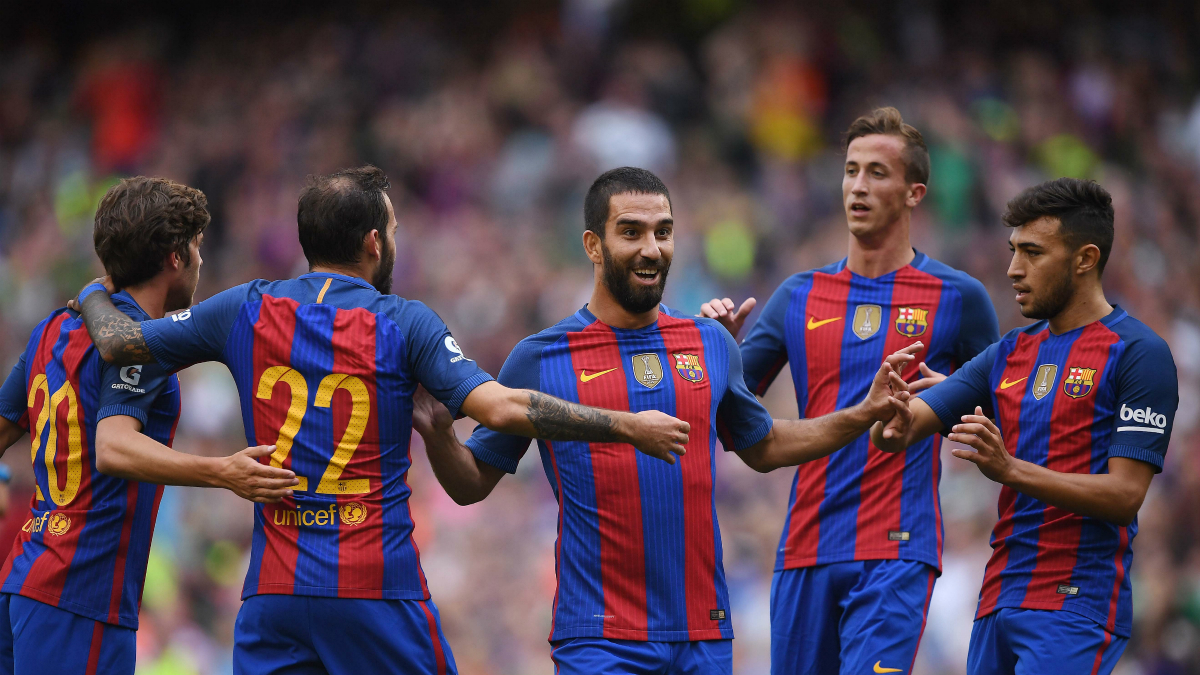 Los jugadores del Barcelona celebran el gol de Arda. (Getty)