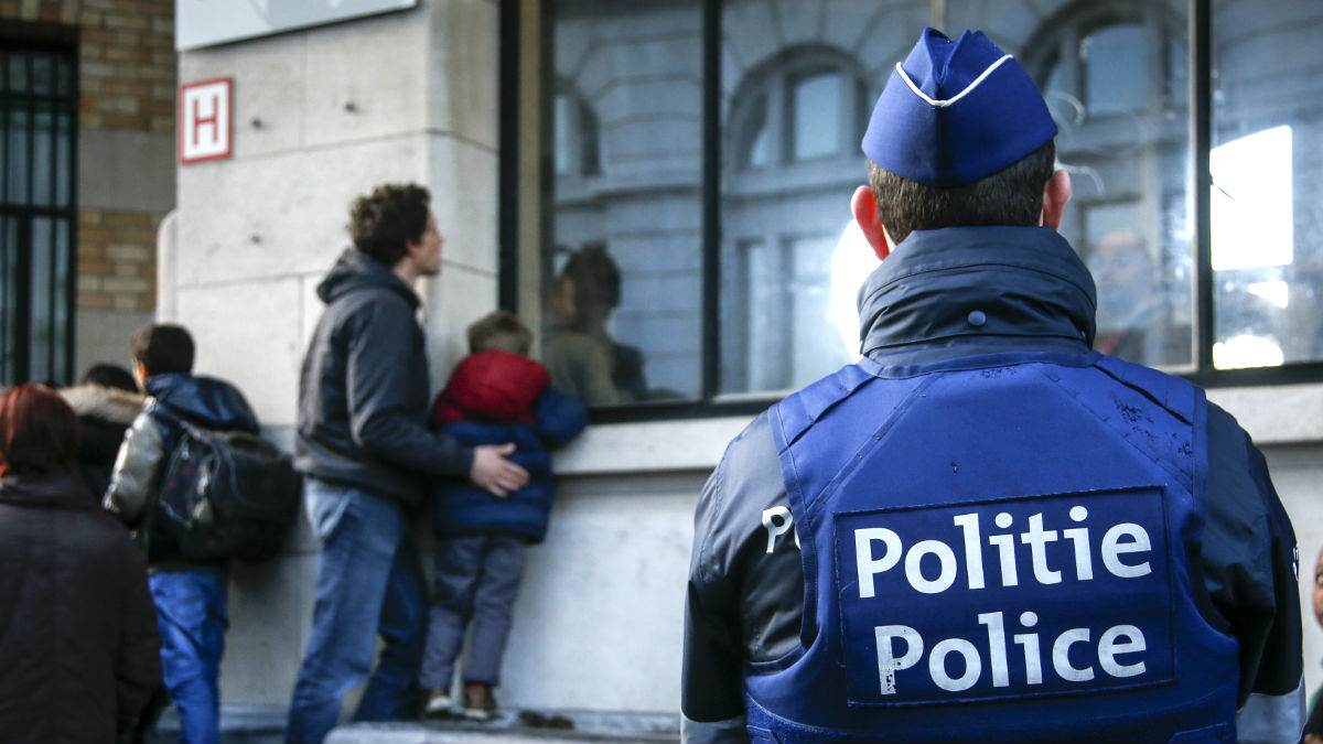 Un policía belga en una calle de Bruselas (Foto: AFP).