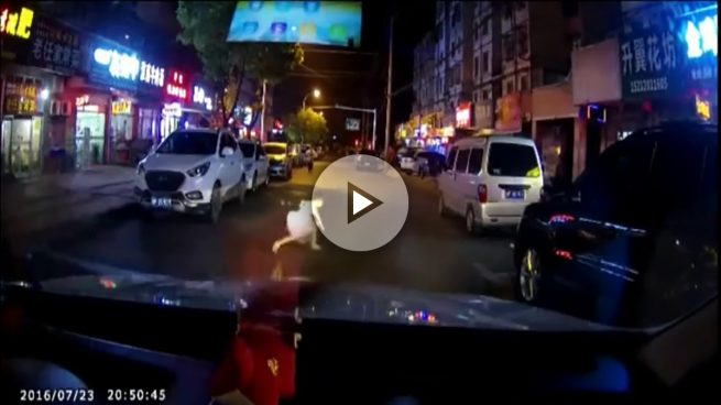La cámara de un coche graba el momento en que el conductor atropella a una niña pequeña en China