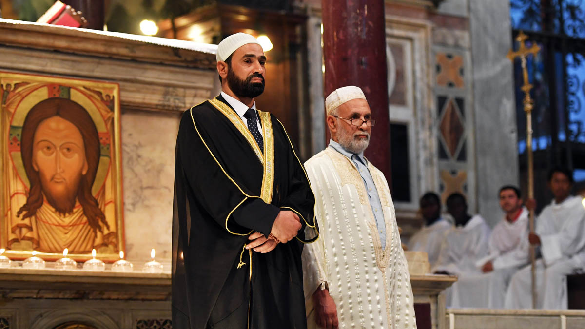 Imanes musulmanes en una iglesia católica (Foto: AFP)