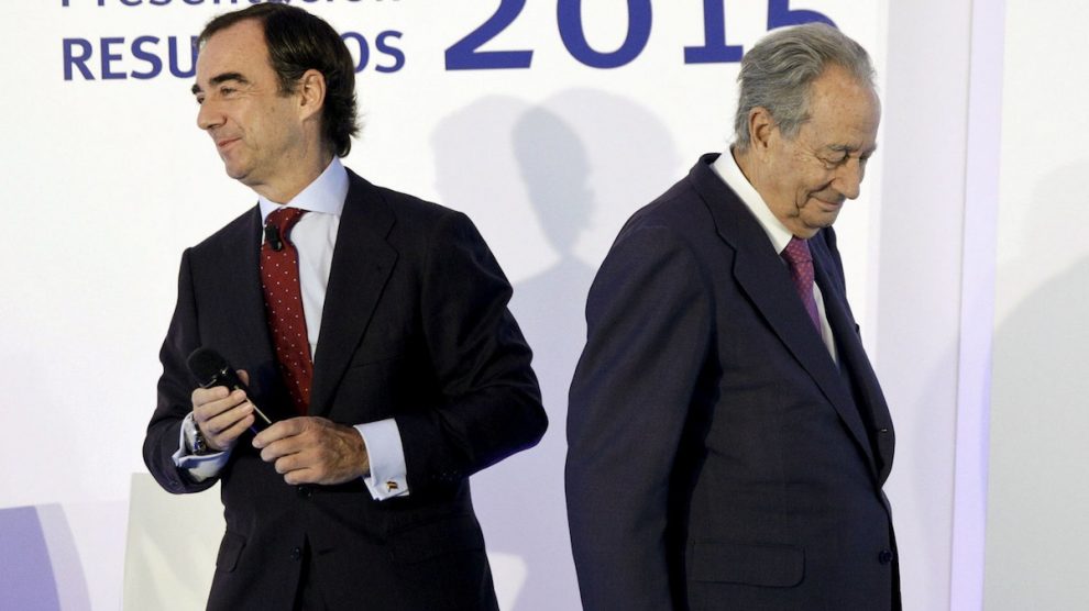 Juan Miguel Villar Mir Fuentes (d) junto a su padre Juan Miguel Villar Mir. (Foto: REUTERS)