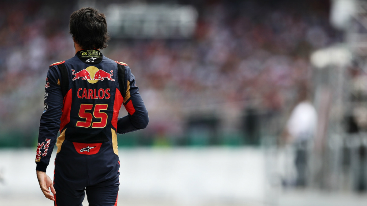 Carlos Sainz camina por el ‘paddock’. (Getty)