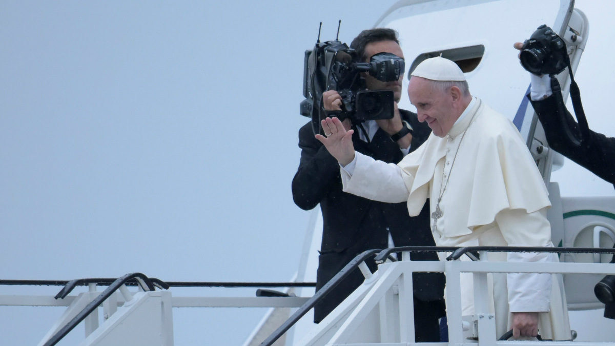 El Papa Francisco subiendo al avión que le llevará de vuelta a Italia después de la JMJ en Cracovia. (Foto: Getty)