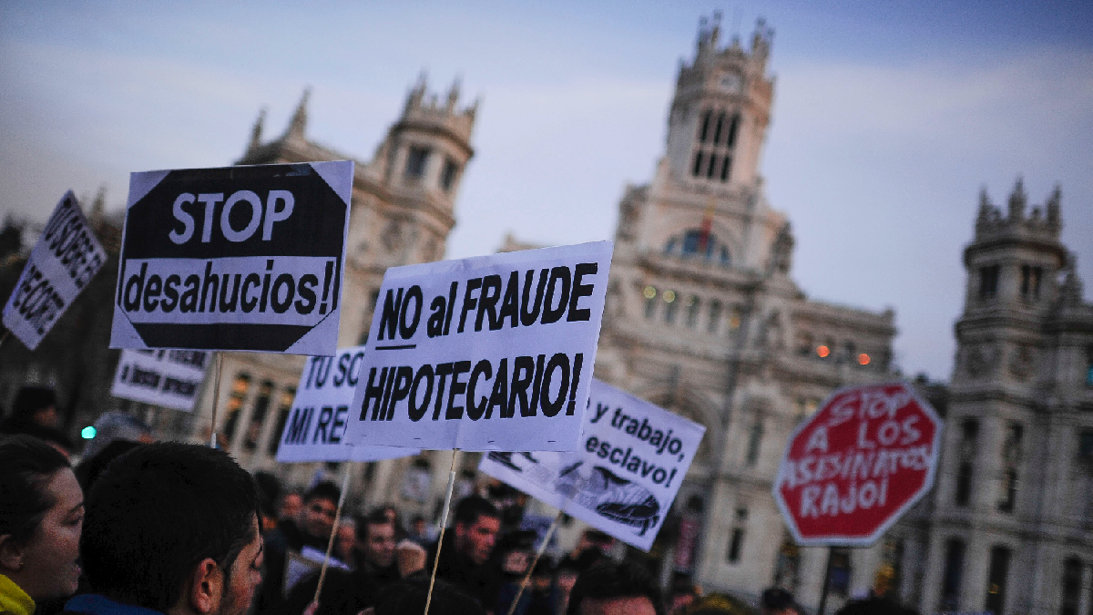 Protesta contra los desahucios frente al Ayuntamiento de Madrid