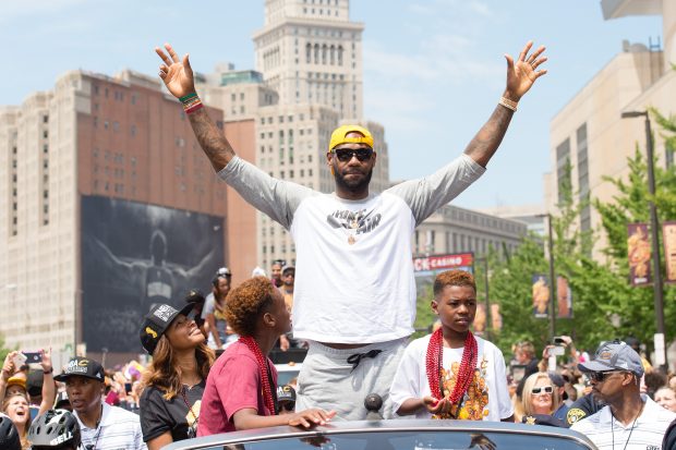 LeBron James celebra el título de la NBA. (Getty)