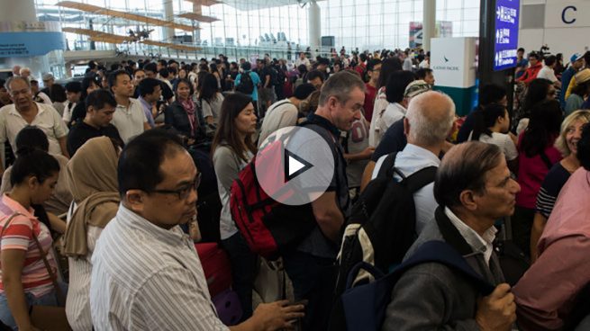 Caos en el aeropuerto de Hong Kong tras el paso del tifón Nida
