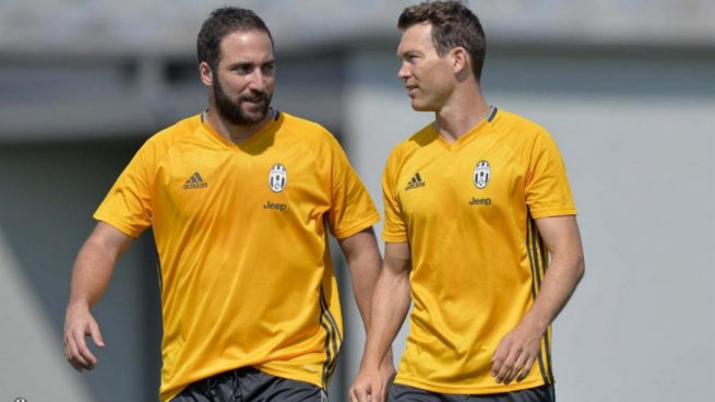 pipita-higuain-lichsteiner-juventus