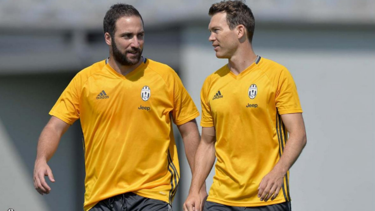 Higuain, junto a Lichsteiner en el entreanmiento de la Juve. (Juventus.com)