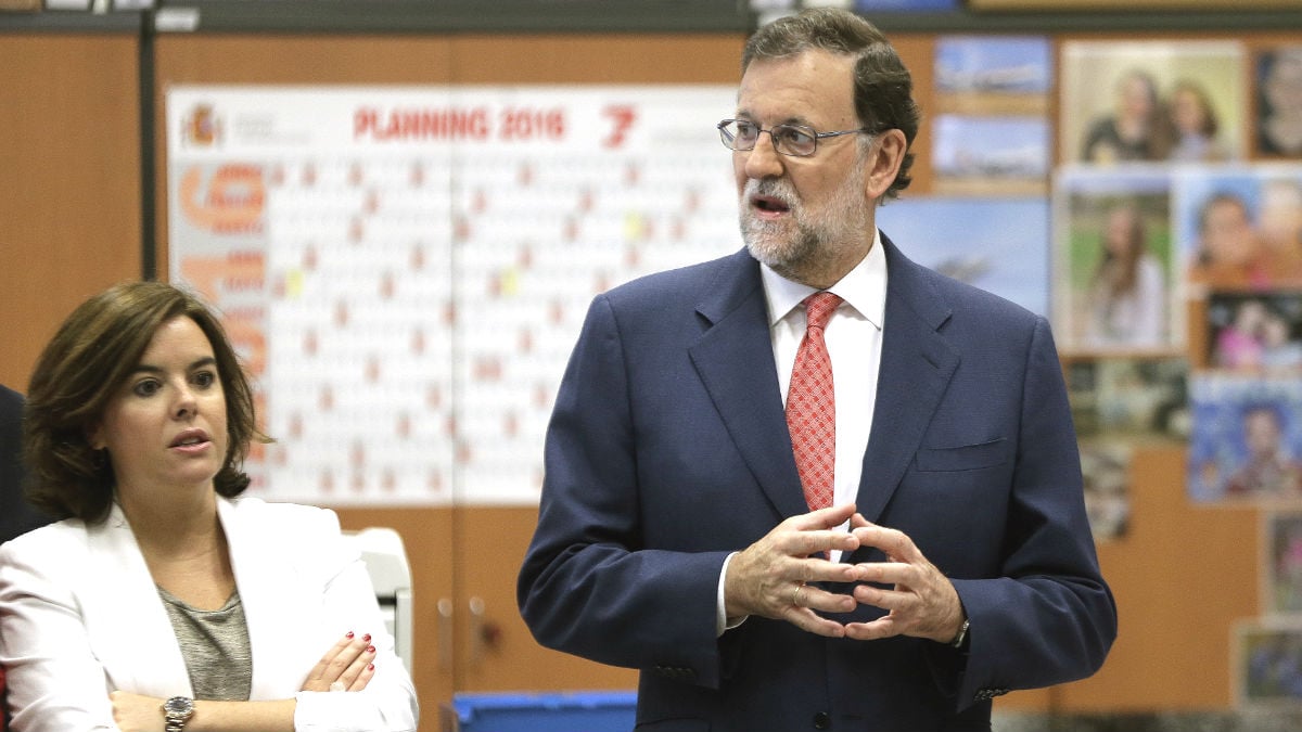 El presidente del Gobierno en funciones, Mariano Rajoy, y la vicepresidenta del Ejecutivo, Soraya Sáenz de Santamaría, durante la inauguración de la nueva sede de la Gerencia de Informática de la Seguridad Social (Foto: Efe)