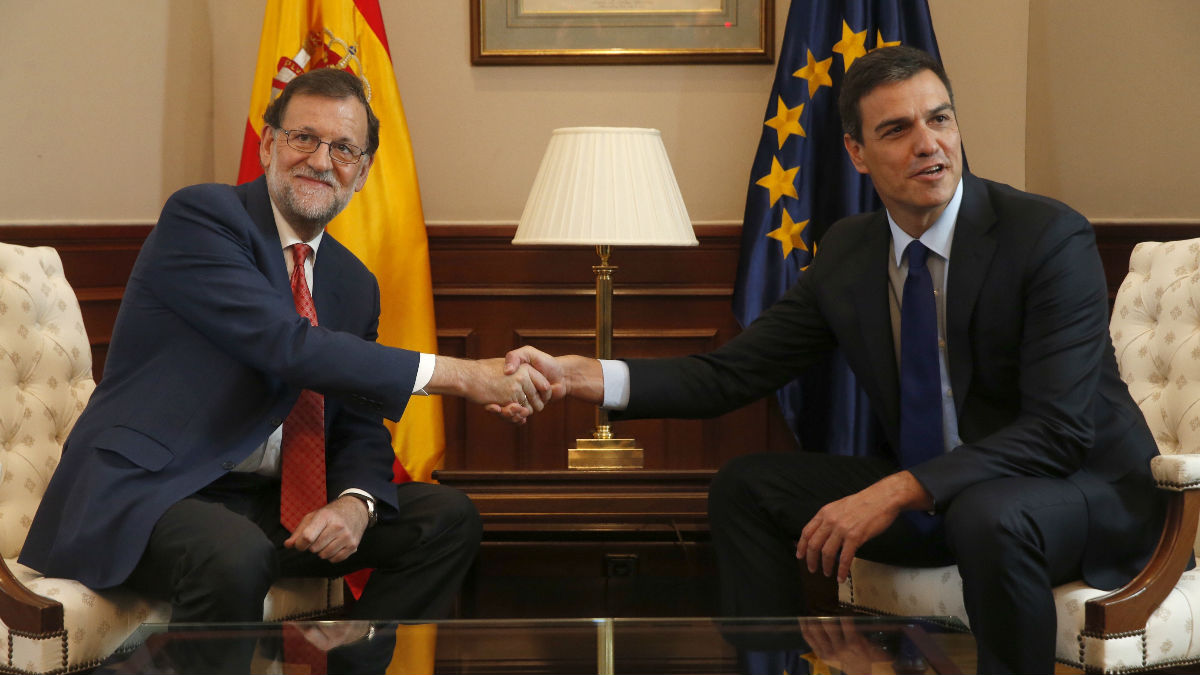 Mariano Rajoy y Pedro Sánchez se reúnen en el Congreso. (Foto: EFE)
